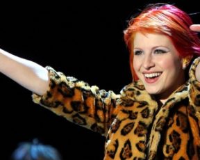 Hayley fala sobre o cancelamento da transmissão do show do Paramore no Reading & Leeds Festival