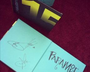 Pacotes da Fueled By Ramen autografados pelo Paramore!