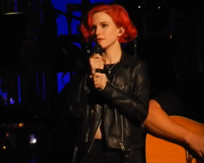 Hayley canta “Blue Christmas” no Miracle on Broadway