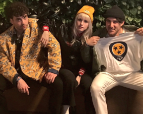Paramore assiste a jogo de hóquei no gelo e interage com fãs em Nashville, TN; veja fotos e vídeos