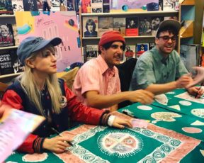 Paramore realiza sessão de autógrafos em Nashville