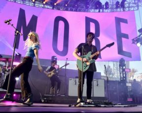 Paramore se apresenta no festival KROQ Weenie Roast