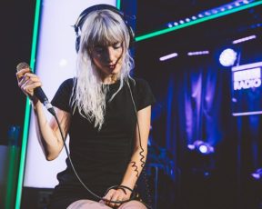 Paramore faz cover de “Passionfruit” do Drake no Live Lounge
