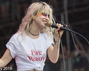 Paramore se apresenta no festival Bonnaroo (08/06)