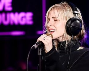 Hayley Williams canta Dua Lipa no Live Lounge da BBC Radio 1